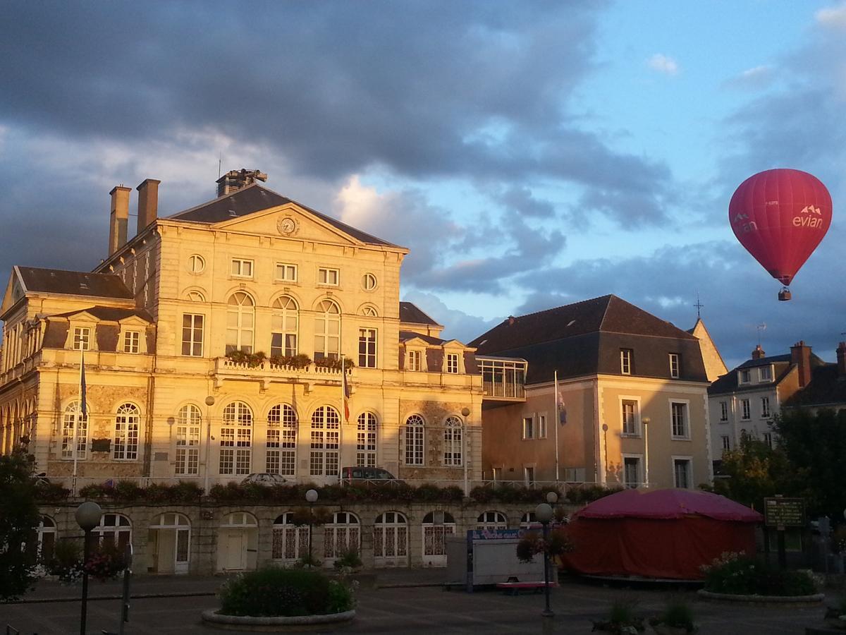 Hotel Au Lion D'Or Nogent-le-Rotrou Bagian luar foto