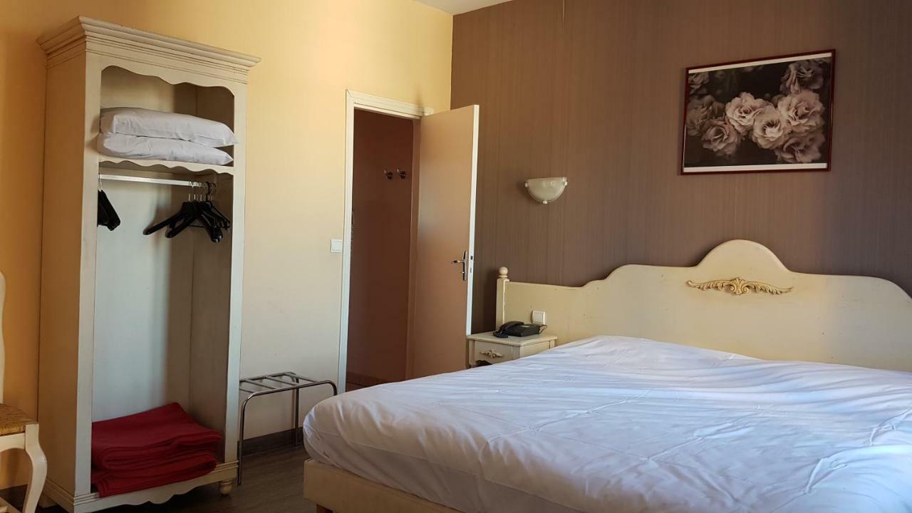 Hotel Au Lion D'Or Nogent-le-Rotrou Ruang foto